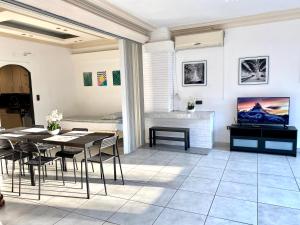 アントワープにあるCentral Park Apartmentsのテーブルと壁掛けテレビのあるダイニングルーム
