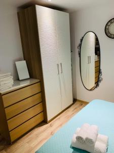 1 dormitorio con espejo, 1 cama y vestidor en STUDIO in CAPTAINS HOUSE WITH A POOL, en Limassol