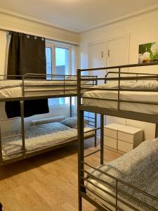 アントワープにあるCentral Park Apartmentsの二段ベッドが3つある部屋
