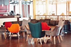 grupa krzeseł i stół w restauracji w obiekcie Bergwirtschaft Wilder Mann Hotel und Restaurant w Dreźnie