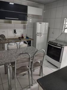 Una cocina o zona de cocina en Hospedaria Simples São Paulo SP