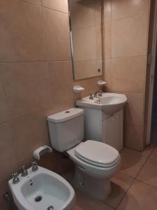 łazienka z toaletą i umywalką w obiekcie Departamento Tunuyan w mieście Tunuyán