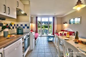 Dapur atau dapur kecil di LocaLise - Maison E4 au Guilvinec - A 20m de la mer avec jardin et piscine - Tout à pied, plages, port, centre, commerces, marché - Wifi inclus - Linge de lit inclus - Animaux bienvenus