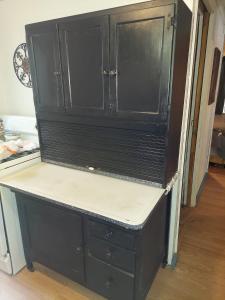 une armoire noire avec un comptoir blanc dans l'établissement Overlook Cottage, à Hampton 7 autres photos