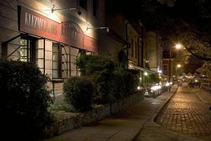 Austeria Klezmer Hois في كراكوف: شارع في الليل فيه عماره فيها انوار