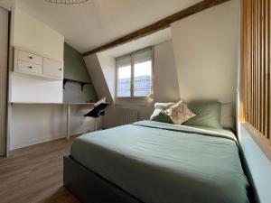 - une chambre avec un lit et une fenêtre dans l'établissement Studio Anchin, à Douai
