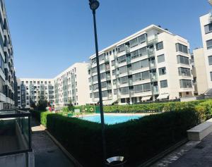 światło uliczne przed dużym budynkiem w obiekcie Burgos Rachel Swim & Paddle vut-09-330 w mieście Burgos