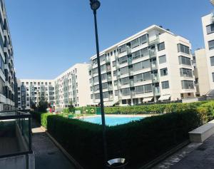 un éclairage de rue devant un grand bâtiment dans l'établissement Burgos Rachel Swim & Paddle, à Burgos