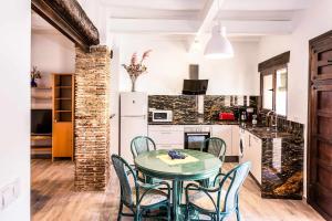 a kitchen with a table and chairs in a room at Casa Verònica in Pego