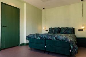 Un pat sau paturi într-o cameră la Luxe en ruim vakantiehuis voor 4 personen.
