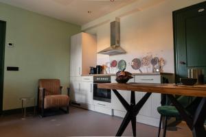 Кухня или мини-кухня в Luxe en ruim vakantiehuis voor 4 personen.
