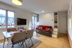 ein Wohnzimmer mit Tisch und Couch in der Unterkunft Superbe appartement 4 personnes Arcachon Abatilles avec parking 500m plage Péreire in Arcachon