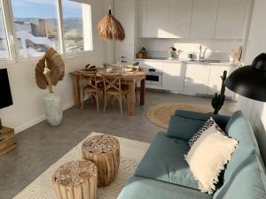 Kuchyň nebo kuchyňský kout v ubytování Sunset Ocean View Apartment mit Parking