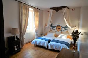 Ένα ή περισσότερα κρεβάτια σε δωμάτιο στο Moulin de Belle Isle