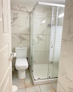 een badkamer met een douche en een toilet bij Krasas Beach Apartments in Larnaka