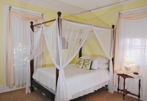 A bed or beds in a room at Yankee Peddler Inn