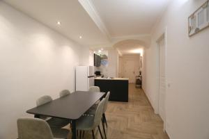 a kitchen and dining room with a table and chairs at Palatino 28 in Rome