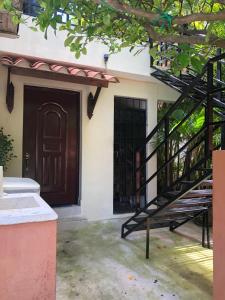 ein Haus mit einer Treppe vor einer Tür in der Unterkunft Apartamento CGM de 1 habitación in La Romana