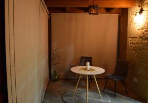 歐特斯的住宿－O MIRADOR da RÍA，一张小桌子,房间带两把椅子