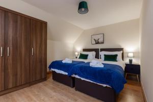 um quarto com uma cama grande e um armário de madeira em Albert - 5 Bedrooms Sleeps 11 Parking Wi-Fi Contractors em Preston