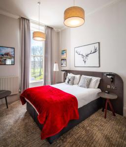 Un pat sau paturi într-o cameră la The Bruntsfield Hotel