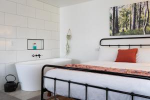 A bed or beds in a room at Alice's Cottages