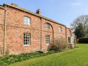 a brick building with a bench in front of it at Carr Cottage in Boynton