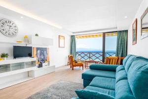 Una televisión o centro de entretenimiento en Neptuno ocean front suite