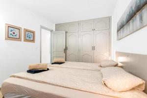 Una cama o camas en una habitación de Neptuno ocean front suite 17 fotos más