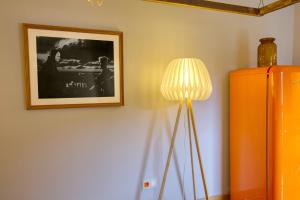 una lámpara y una foto en una pared junto a una nevera en Loft Felechosa, en Felechosa