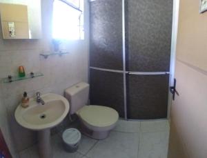 a bathroom with a toilet and a sink and a shower at Sossego do Interior II in Nova Petrópolis