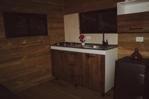 a kitchen with a sink and a stove at Cabañas Refugio Himalaya in Guatapé