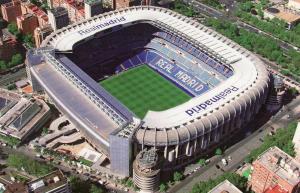 una vista aérea de un estadio de fútbol en Hostal Casa 18 en Madrid
