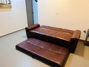 un canapé en cuir brun assis dans une pièce dans l'établissement Departamento en CERRITOS a 2 cuadras de PLAYA !, à Mazatlán