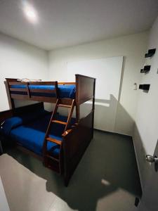 - une chambre avec 2 lits superposés dans l'établissement Departamento en CERRITOS a 2 cuadras de PLAYA !, à Mazatlán