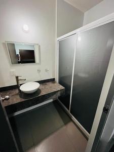 La salle de bains est pourvue d'un lavabo et d'une douche avec un miroir. dans l'établissement Departamento en CERRITOS a 2 cuadras de PLAYA !, à Mazatlán