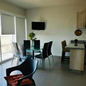 - une salle à manger avec une table et des chaises dans l'établissement Departamento en CERRITOS a 2 cuadras de PLAYA !, à Mazatlán