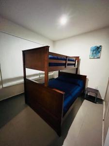 - une chambre avec des lits superposés dotés d'un matelas bleu dans l'établissement Departamento en CERRITOS a 2 cuadras de PLAYA !, à Mazatlán