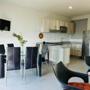 Una cocina con una mesa y sillas en una habitación. en Departamento en CERRITOS a 2 cuadras de PLAYA - 403 V -, en Mazatlán