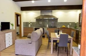 a kitchen and dining room with a table and chairs at O MIRADOR da RÍA in Outes