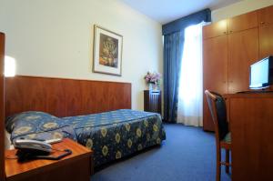 Hotel Cristallo tesisinde bir odada yatak veya yataklar