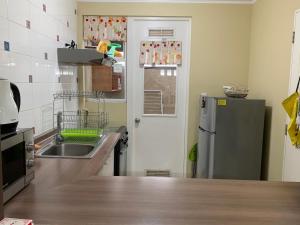 una cocina con fregadero y frigorífico en Casa arriendo Pucon, en Pucón 4 fotos más