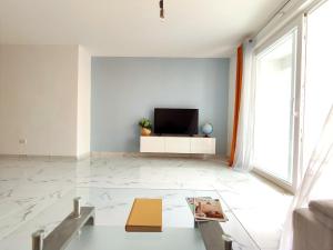 een woonkamer met een tv en een bank bij Sliema Central 3 Bedroom Apartment Near Seafront in Sliema