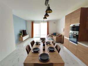 een eettafel en stoelen in de woonkamer bij Sliema Central 3 Bedroom Apartment Near Seafront in Sliema