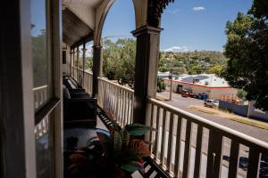 En balkon eller terrasse på Grand Hotel Mount Morgan