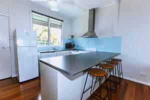 A kitchen or kitchenette at Kooyong Apartment 2