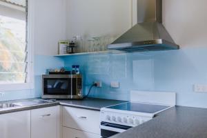 A kitchen or kitchenette at Kooyong Apartment 2