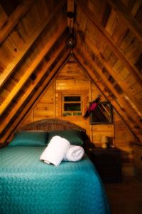 a bedroom with a bed in a attic at Casa Santa Teresita - Cabaña tipo glampling in Sanarate