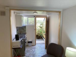 d'une cuisine avec cuisinière et d'une porte donnant sur une cour. dans l'établissement Lepihue III, à Puerto Montt