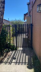 un portail devant une maison avec un trottoir dans l'établissement Lepihue III, à Puerto Montt